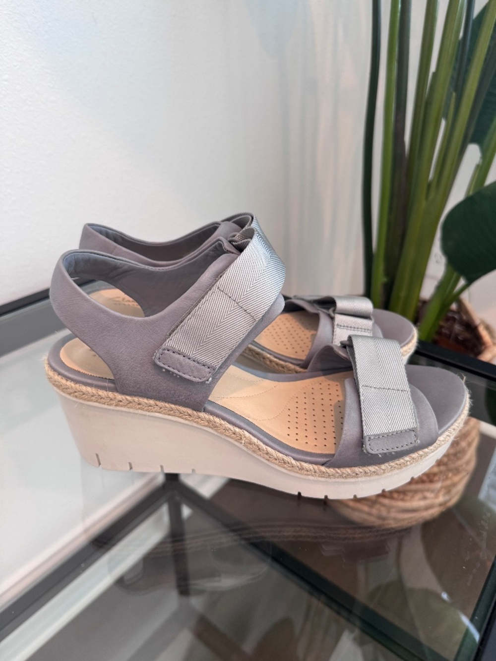 CLARKS Artisan Women’s Grey Leather  Palm Shine Wedge Sandal Size 9.5